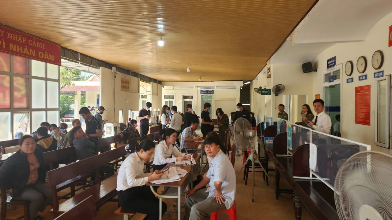 Người dân vẫn đổ xô đi làm hộ chiếu, giấy thông hành dù được cấp trực tuyến